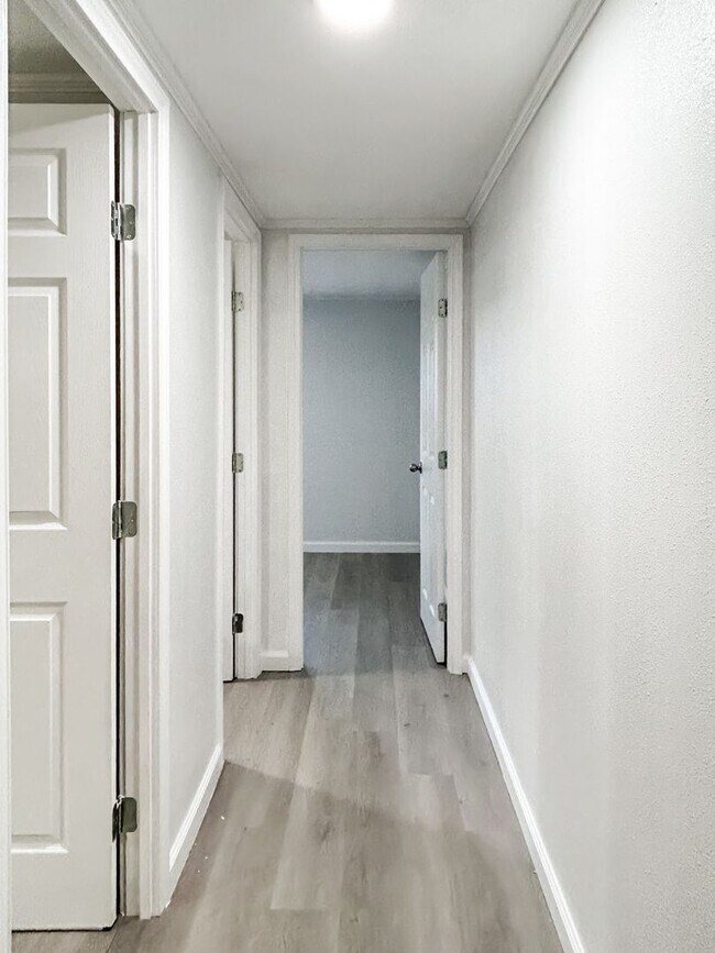 Building Photo - Move-In Ready Home Near Canyon Lake – Fresh Interior, Deck & Detached Garage