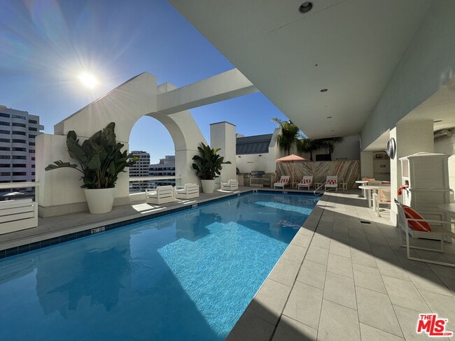 Building Photo - 10520 Wilshire Blvd