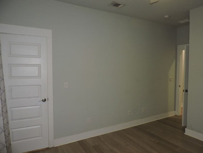 Building Photo - Easy access to interstate, shopping & downtown Pensacola!