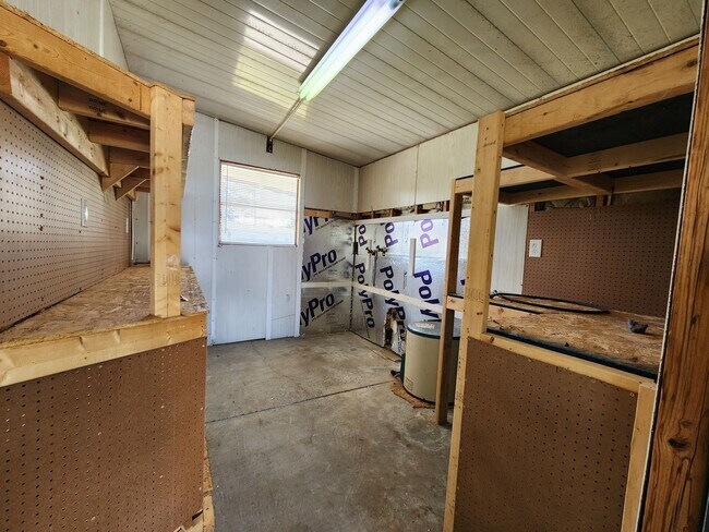 Building Photo - 2 Bedroom 2 Bathroom W/ Storage in family friendly neighborhood!