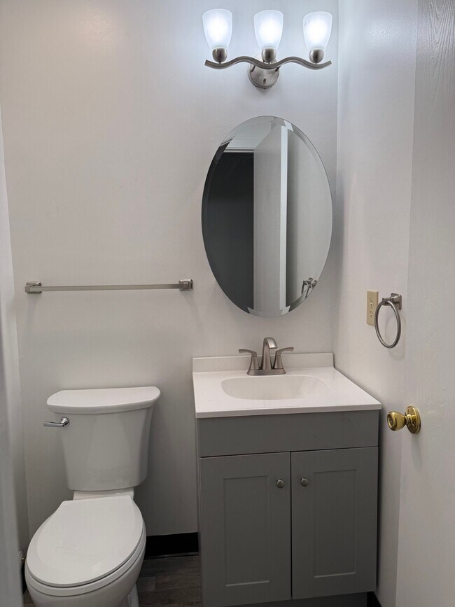 Building Photo - 889 Peach Leaf Dr