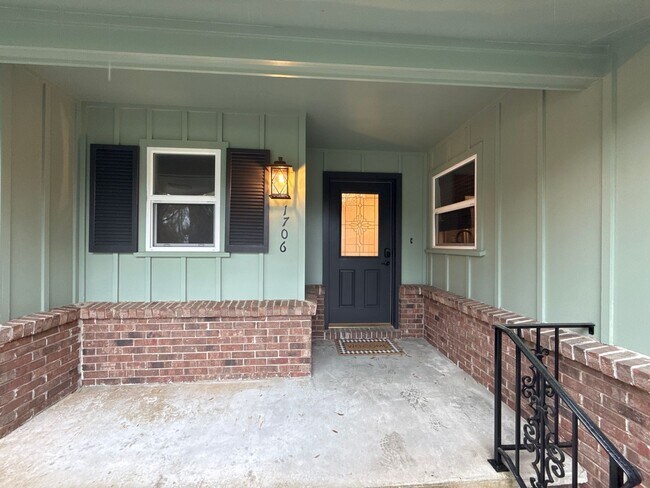 Building Photo - Amazing Location & Spacious Corner Lot!