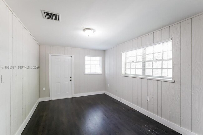 Building Photo - 1315 NE 203rd St