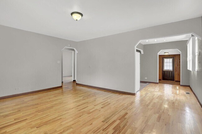 Building Photo - 623 Iowa Ave