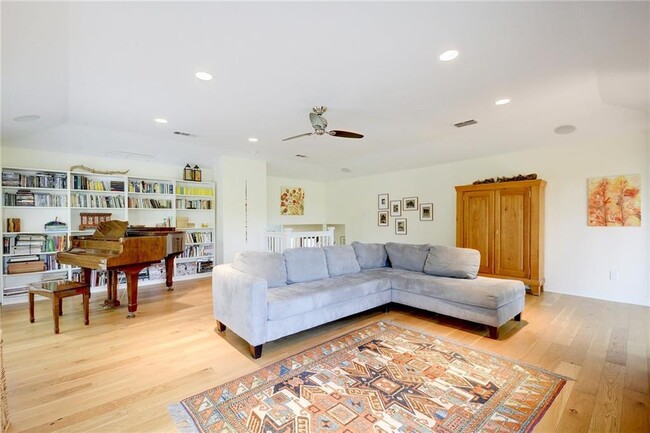 Building Photo - 2303 Doral Dr