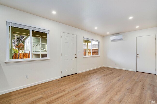 Building Photo - 310 Boyce St