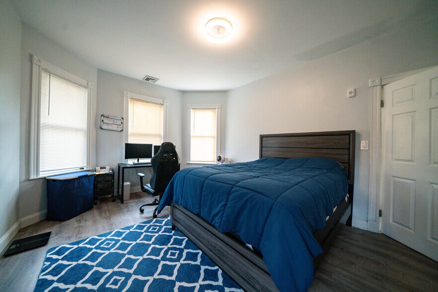 Building Photo - 137 Centre St