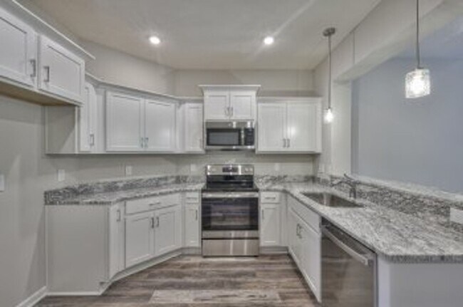 Building Photo - Beautiful NEW 3 Bed 2.5 Bath Townhome in M...