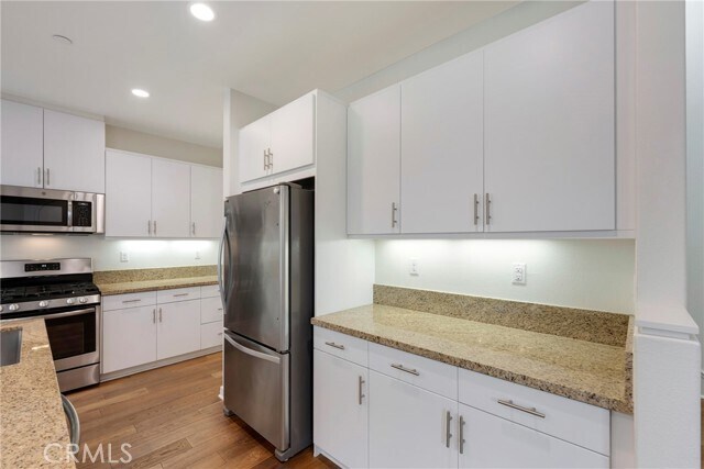 Building Photo - 18 Prominence