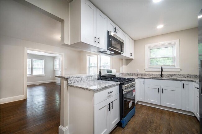 Building Photo - 2137 Delowe Dr