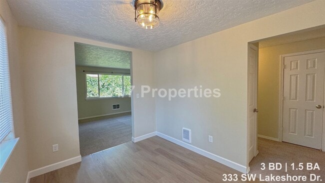 Building Photo - Freshly Updated 3 BD | 1.5 BA Unit - Downtown Estacada