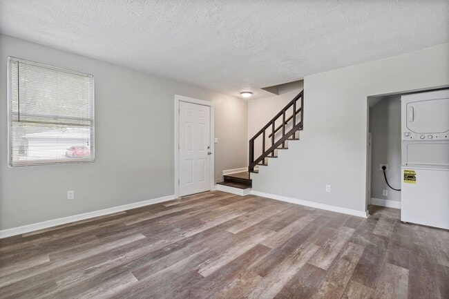Building Photo - RENOVATED Riverside/ Murray Hill Unit for Rent!