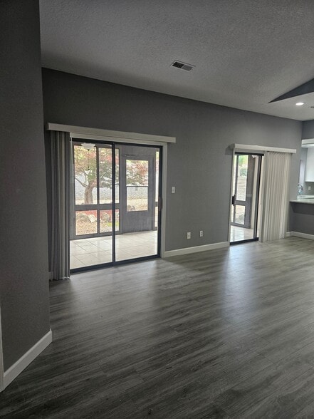 Building Photo - 648 Racquet Club Dr