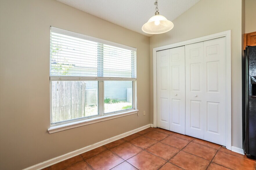Building Photo - 8073 Leafcrest Dr