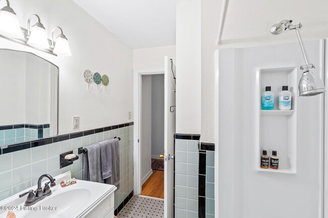 Building Photo - 704 Indian Ridge Rd