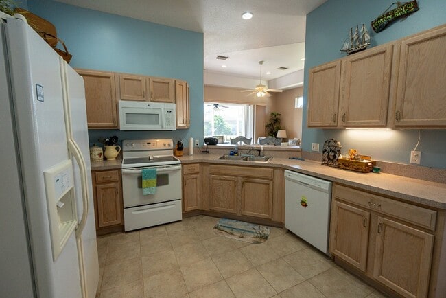 Building Photo - "Charming Englewood Gem: 2 Beds, 2 Baths in Oyster Creek Gated Golf Community