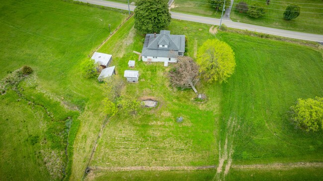 Building Photo - 4 Br/ 1 bath Farmhouse