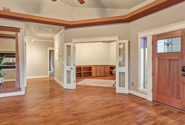 Building Photo - NW Grants Pass, Class, Style and Views!!!