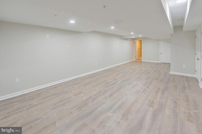 Building Photo - 200 Rolling Hill Dr