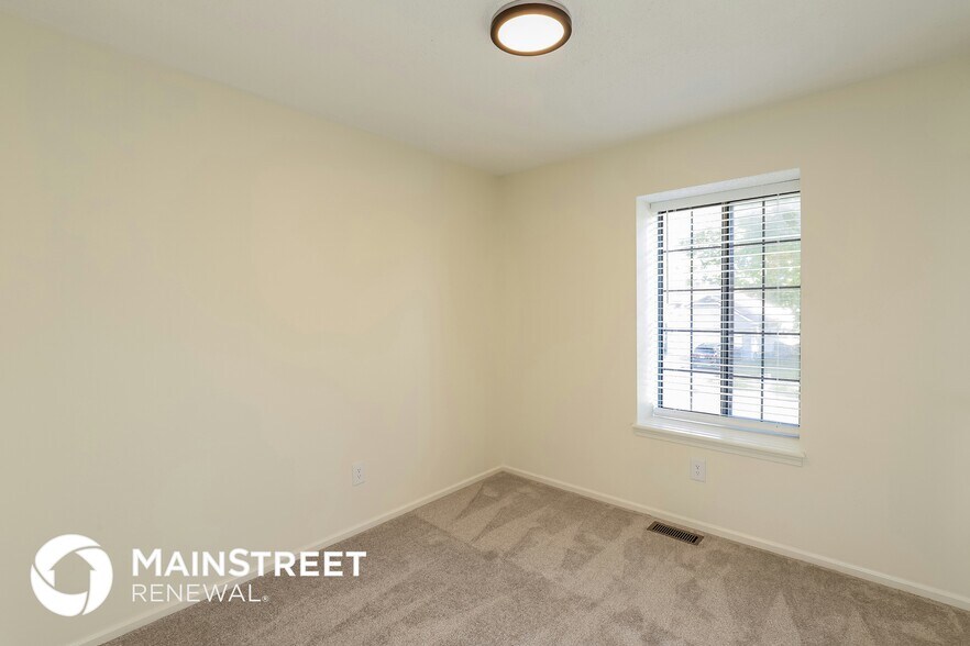 Building Photo - 404 SE Bristol Dr