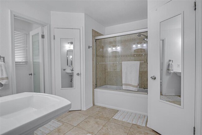 Building Photo - 9831 Briar Ridge Dr