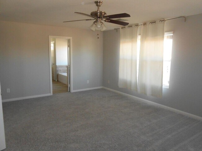 Building Photo - Beautiful Spacious Home in Mountains Edge