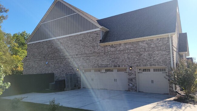 Building Photo - 130 Creekmound Dr