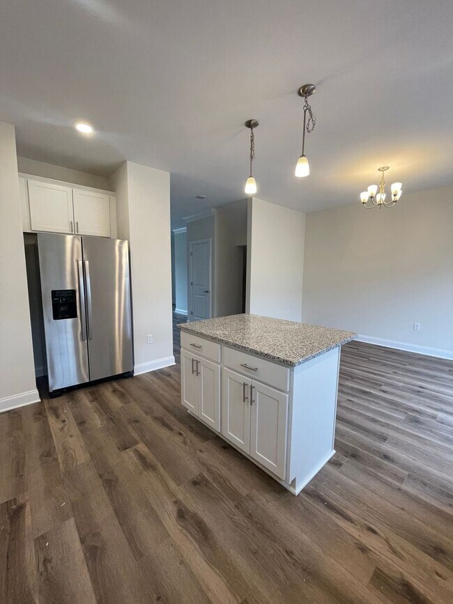 Building Photo - End Unit Townhouse for Rent