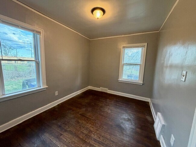 Building Photo - SECTION 8 ONLY For Lease 3 bed 1 bath