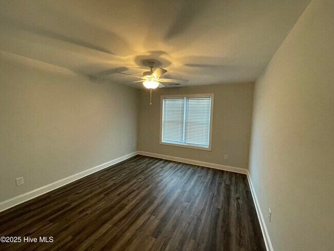 Building Photo - 712A Sarah Rebecca Dr