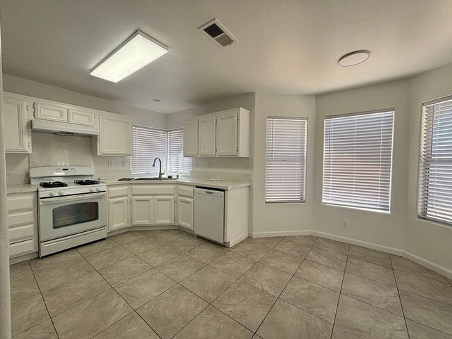 Building Photo - (APPLICATION PENDING) Renovated Spacious East Lancaster Single Story Home