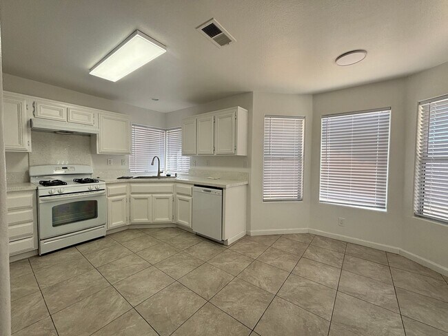 Building Photo - Renovated Spacious East Lancaster Single Story Home
