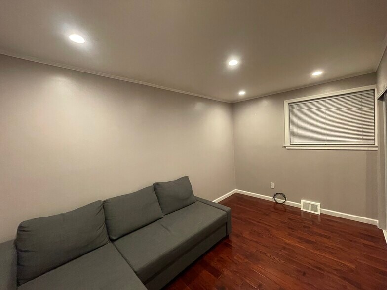 Building Photo - 2314 Strahle St