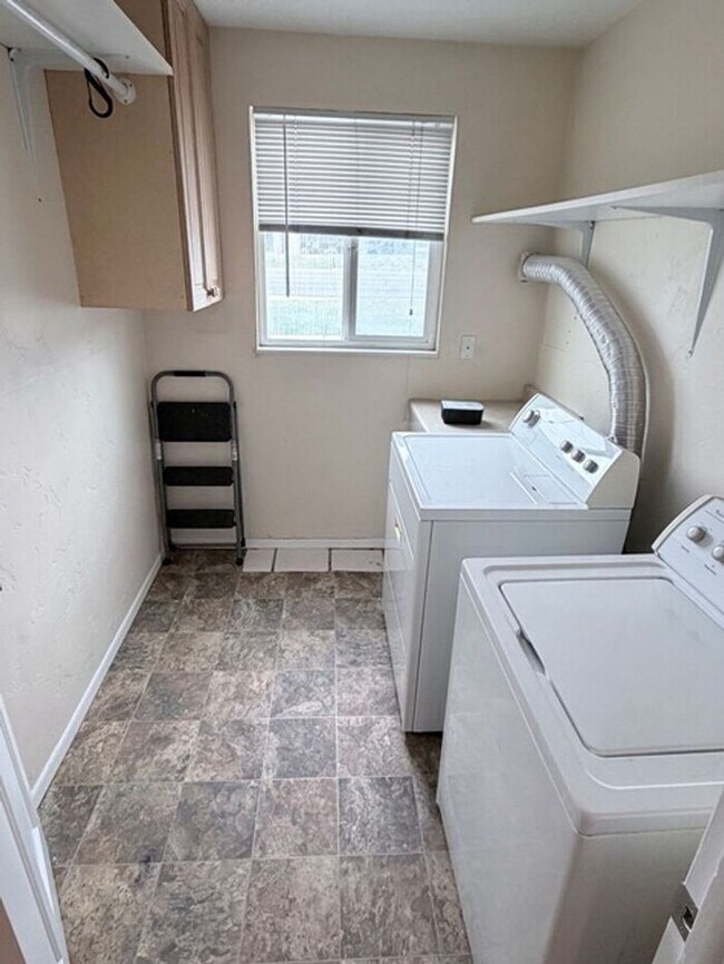 Building Photo - East Millcreek 2 bed 1 bath Condo