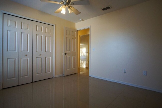 Building Photo - 4 bed Family Single Home Available for Rent in Davenport !!!