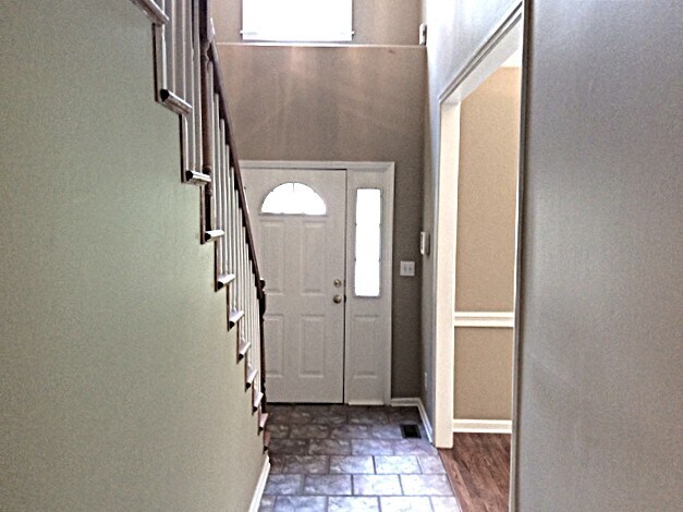 Building Photo - 8001 Lakeshore Dr