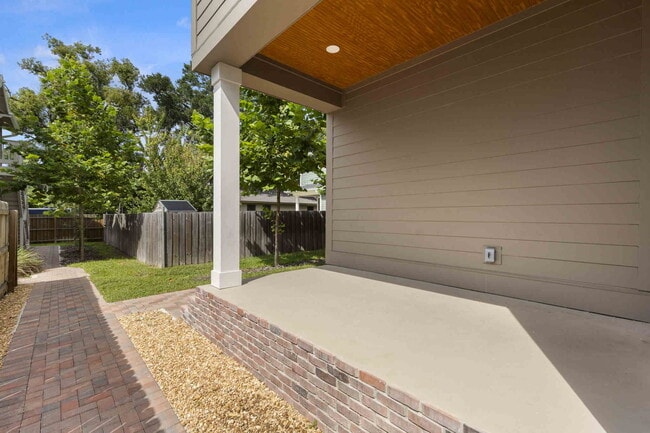 Building Photo - 210 E Columbus Dr