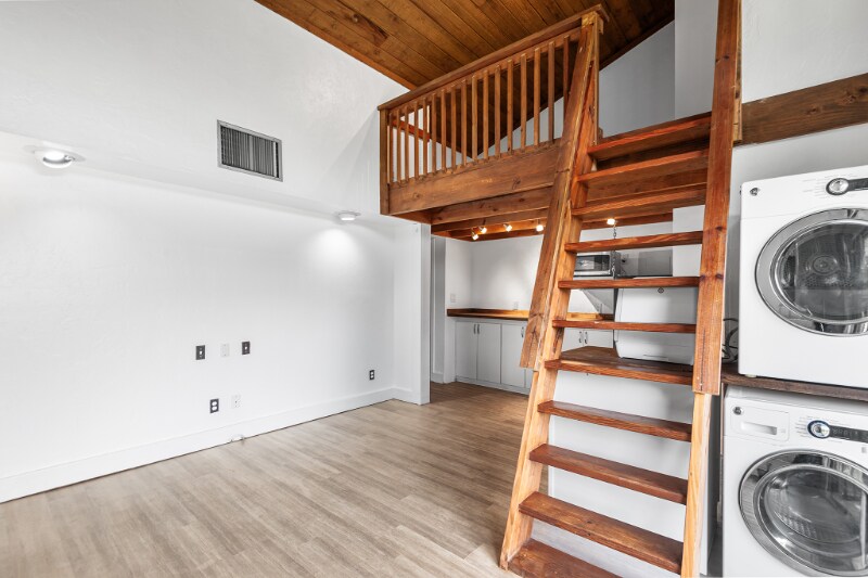 Building Photo - 2036 Corner Lake Dr