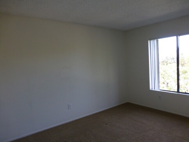 Building Photo - Coming soon....Spacious 4BR Townhome in Desirable Tiburon Community – Carlsbad