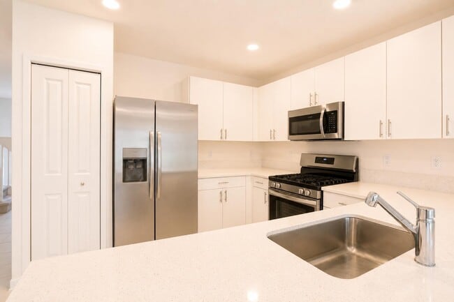 Building Photo - 5085 SW 37th St