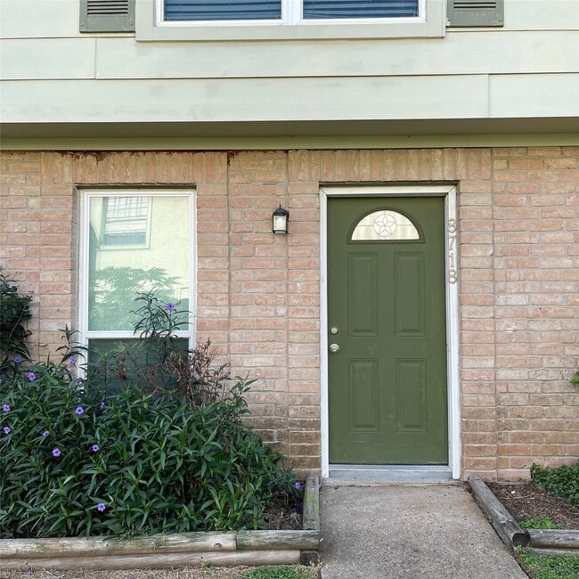 Building Photo - 8718 Victorian Village Dr