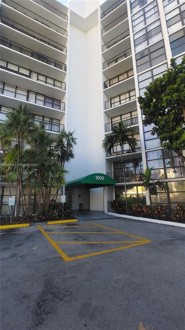Building Photo - 1000 Parkview Dr