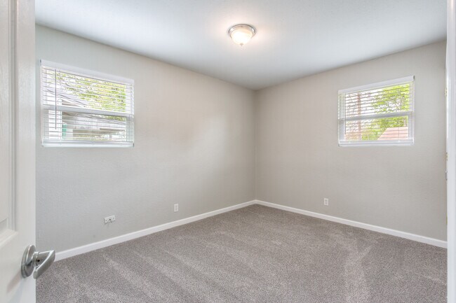 Building Photo - 404 S 200th E Ave