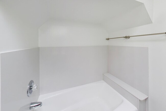 Building Photo - Bright Corner Home with Family Room, Yard & Laundry in Prime Sunset Location!