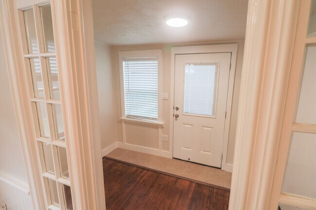 Building Photo - UPDATED & REMODELED 2 Bed 1 bath property ...