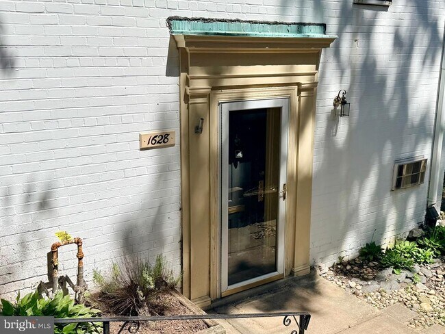 Building Photo - 1628 Ripon Pl