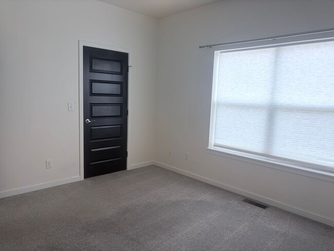 Building Photo - 220 Metz Ln