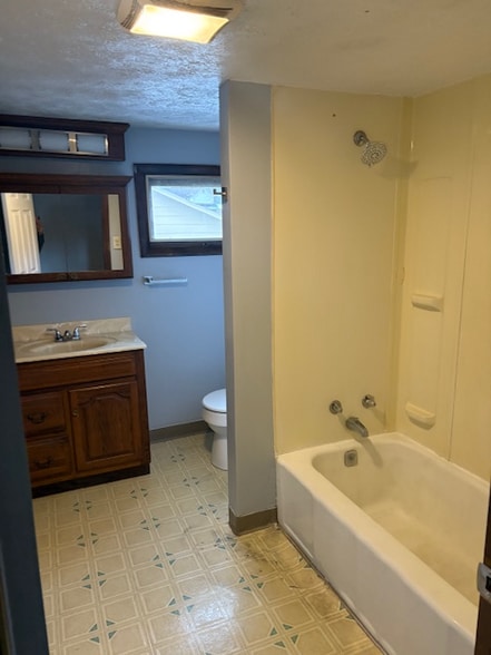 Building Photo - 404 E Wood St