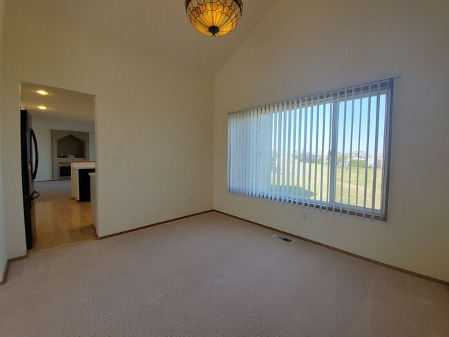 Building Photo - 4-Bedroom, 2.5-Bath located in Horn Rapids...