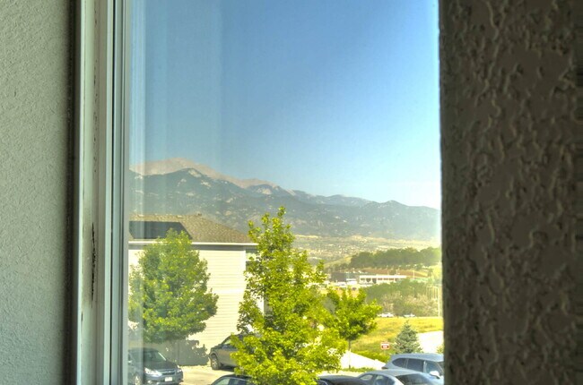 Building Photo - Charming 2-Bed, minutes to Fort Carson,  Peterson Space Force and downtown Colorado Springs.